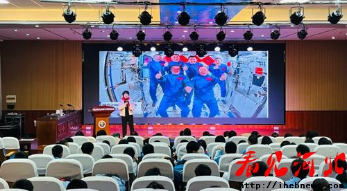 绝对顶流!航空航天专家周武教授新华区开讲,点燃青少年科学梦想(图2) 绝对顶流!航空航天专家周武教授新华区开讲,点燃青少年科学梦想(图2)