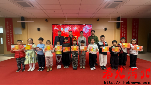 旗帜少年阅读名家进校园公益大讲堂在雄安长丰小学举办(图4) 旗帜少年阅读名家进校园公益大讲堂在雄安长丰小学举办(图4)