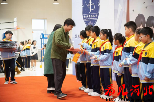 登高“阅”古今,双语“瞰”世界——雄东爱景小学双语阅读节圆满落幕(图12) 登高“阅”古今,双语“瞰”世界——雄东爱景小学双语阅读节圆满落幕(图12)