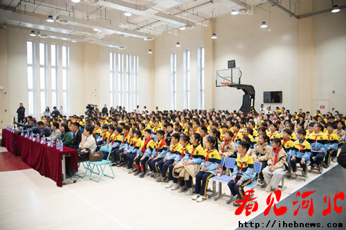 登高“阅”古今,双语“瞰”世界——雄东爱景小学双语阅读节圆满落幕(图7) 登高“阅”古今,双语“瞰”世界——雄东爱景小学双语阅读节圆满落幕(图7)