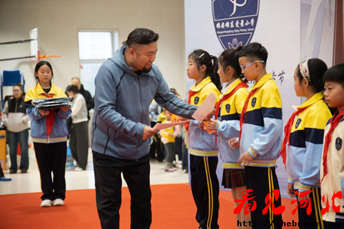 登高“阅”古今,双语“瞰”世界——雄东爱景小学双语阅读节圆满落幕(图10) 登高“阅”古今,双语“瞰”世界——雄东爱景小学双语阅读节圆满落幕(图10)