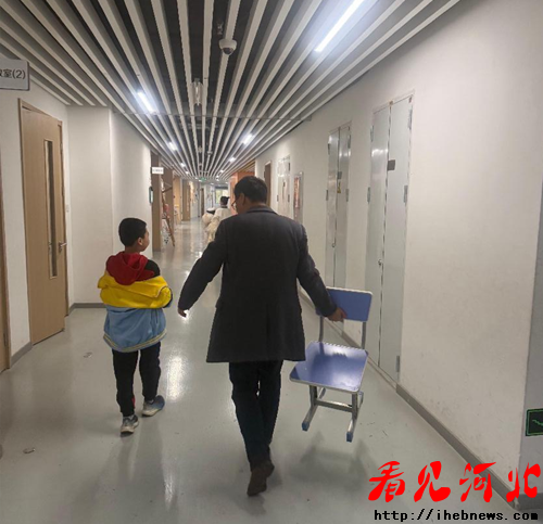 一位校长的弯腰,藏着师者最本真的模样(图2) 一位校长的弯腰,藏着师者最本真的模样(图2)